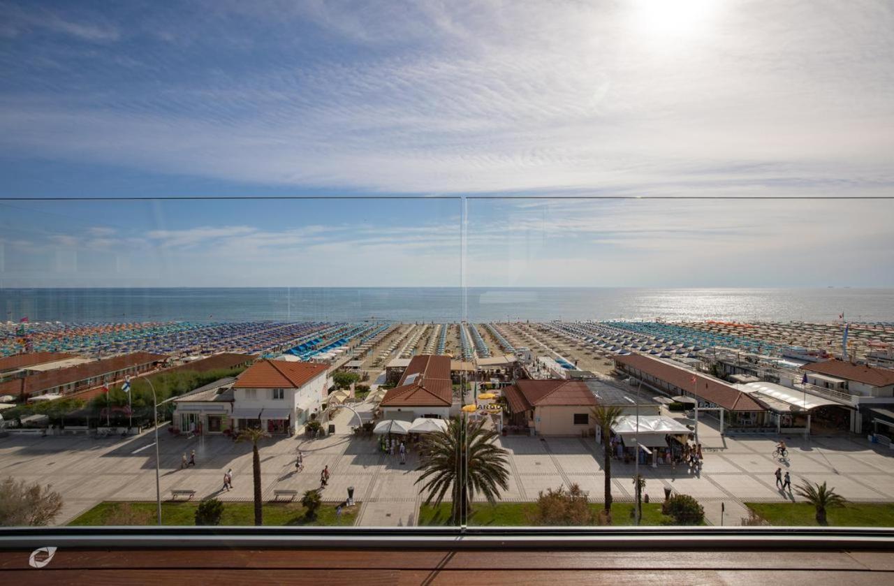 Ferienwohnung Beachfront Penthouse With Private Parking Camaiore Exterior foto