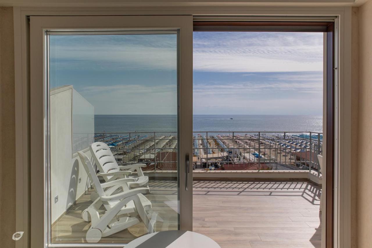 Ferienwohnung Beachfront Penthouse With Private Parking Camaiore Exterior foto