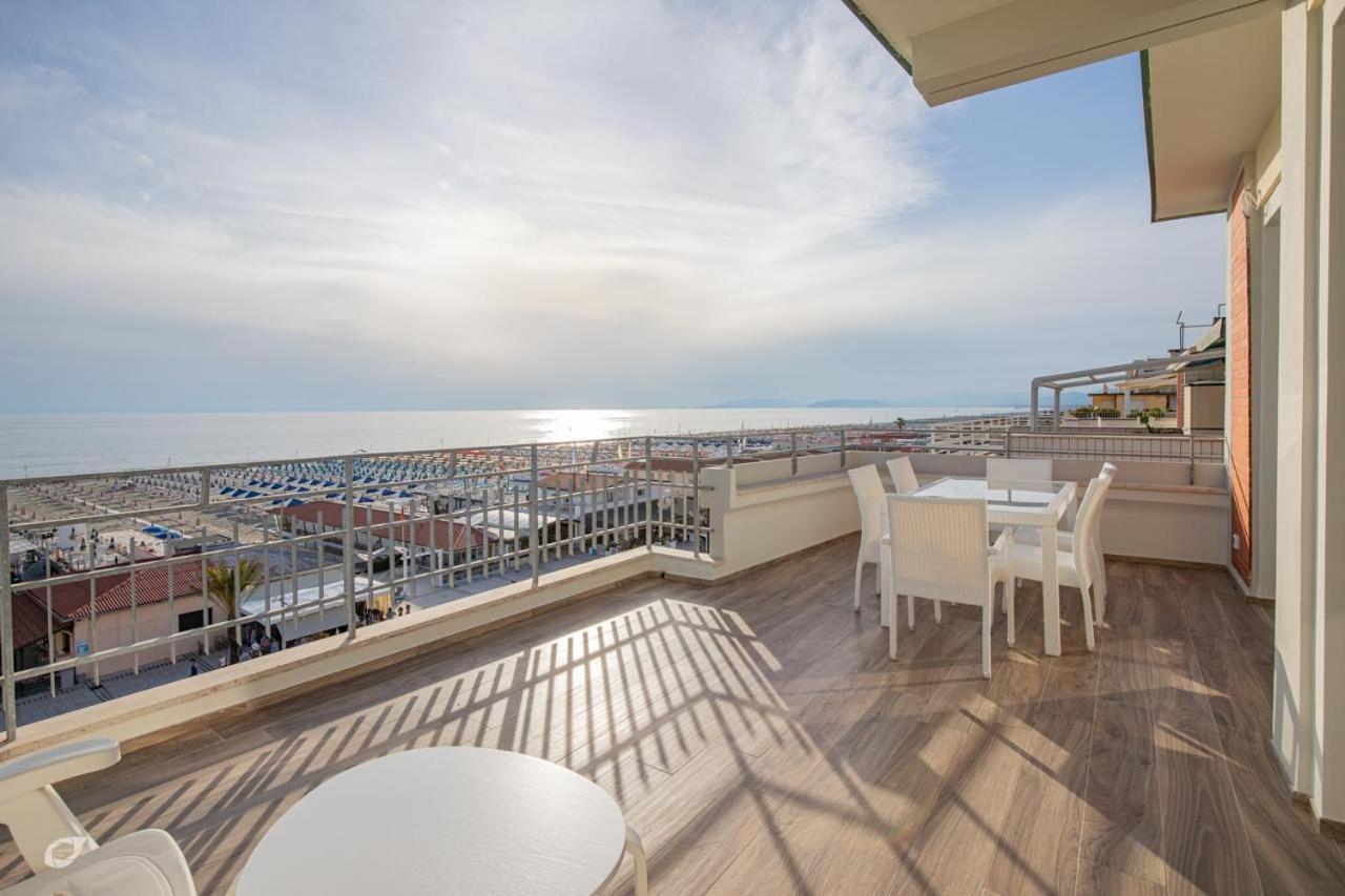 Ferienwohnung Beachfront Penthouse With Private Parking Camaiore Exterior foto